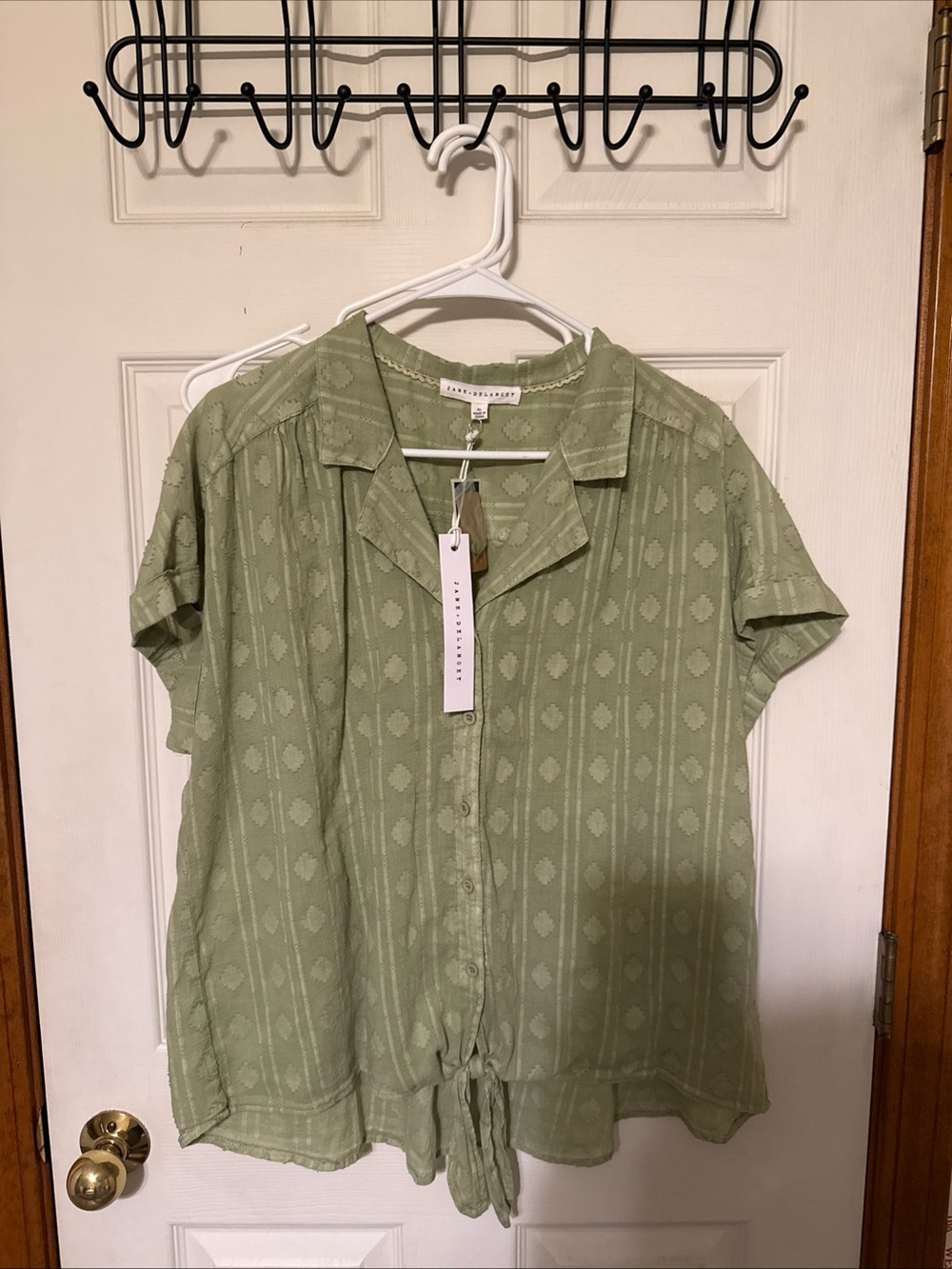 Jane and Delaney Short Sleeve Button-Front Tie-Hem Top in Sage Green
